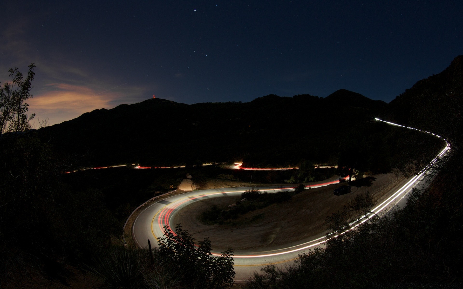 landschaft auto straße reisen landschaft transportsystem rennen sonnenuntergang licht wettbewerb auto abend berge wasser dämmerung autobahn baum autosport straße im freien