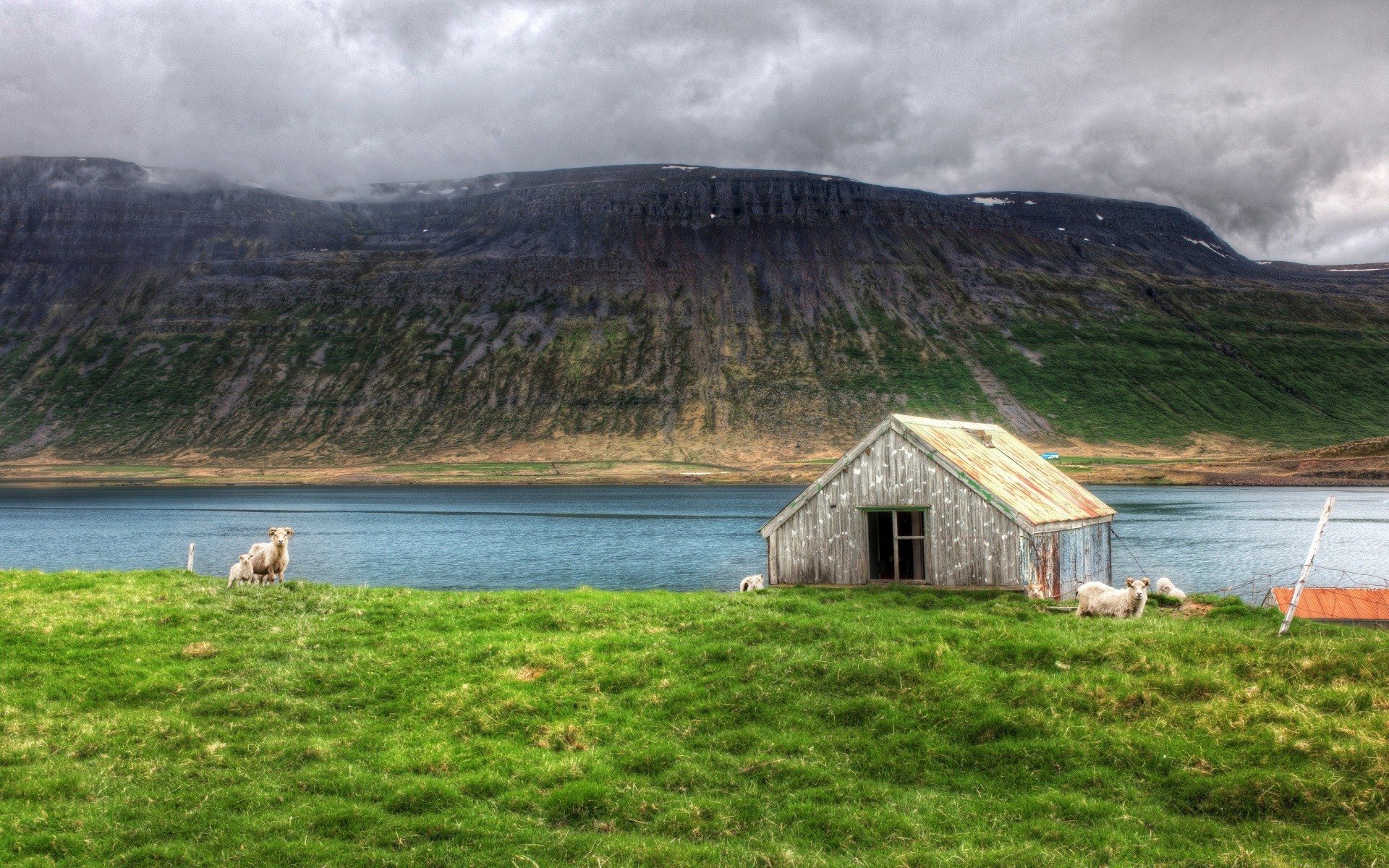 landschaft landschaft wasser landschaftlich see reisen im freien gras himmel meer natur tageslicht berge sommer fjord rock hütte meer