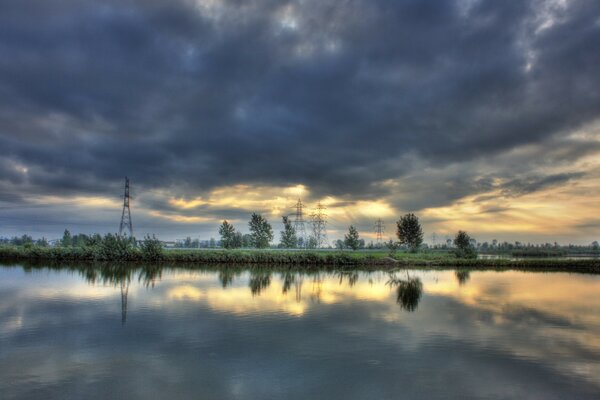 Schöne Landschaft Reflexion der Wolken im See