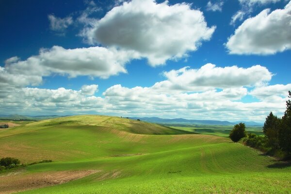 Paysage avec ciel nuageux