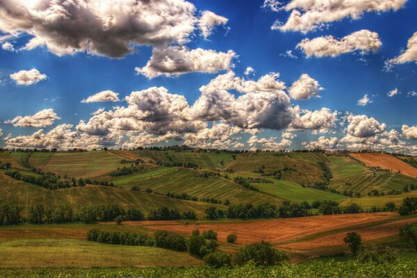 Paesaggio estivo di cielo limpido