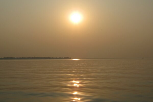 Paysage de coucher de soleil sur l eau