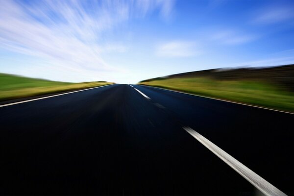 Autostrada a velocità nel cielo blu