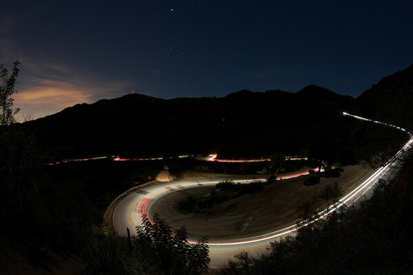 Blick auf die Autobahn in der Nacht