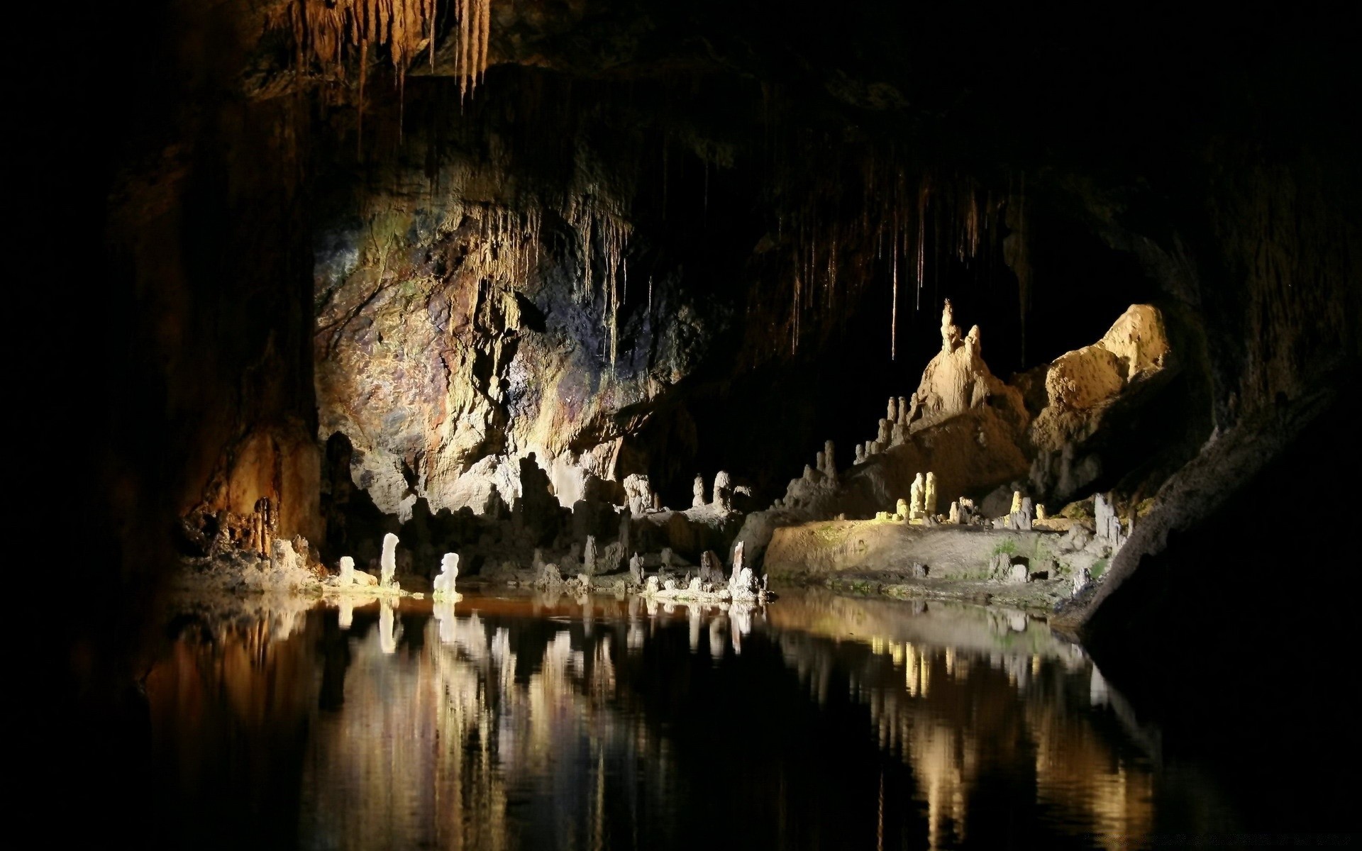 paysage grotte stalactite liège calcaire grotte eau sombre lumière tunnel géologie exploration voyage rock intérieur mine formation géologique inferno grotte mystère