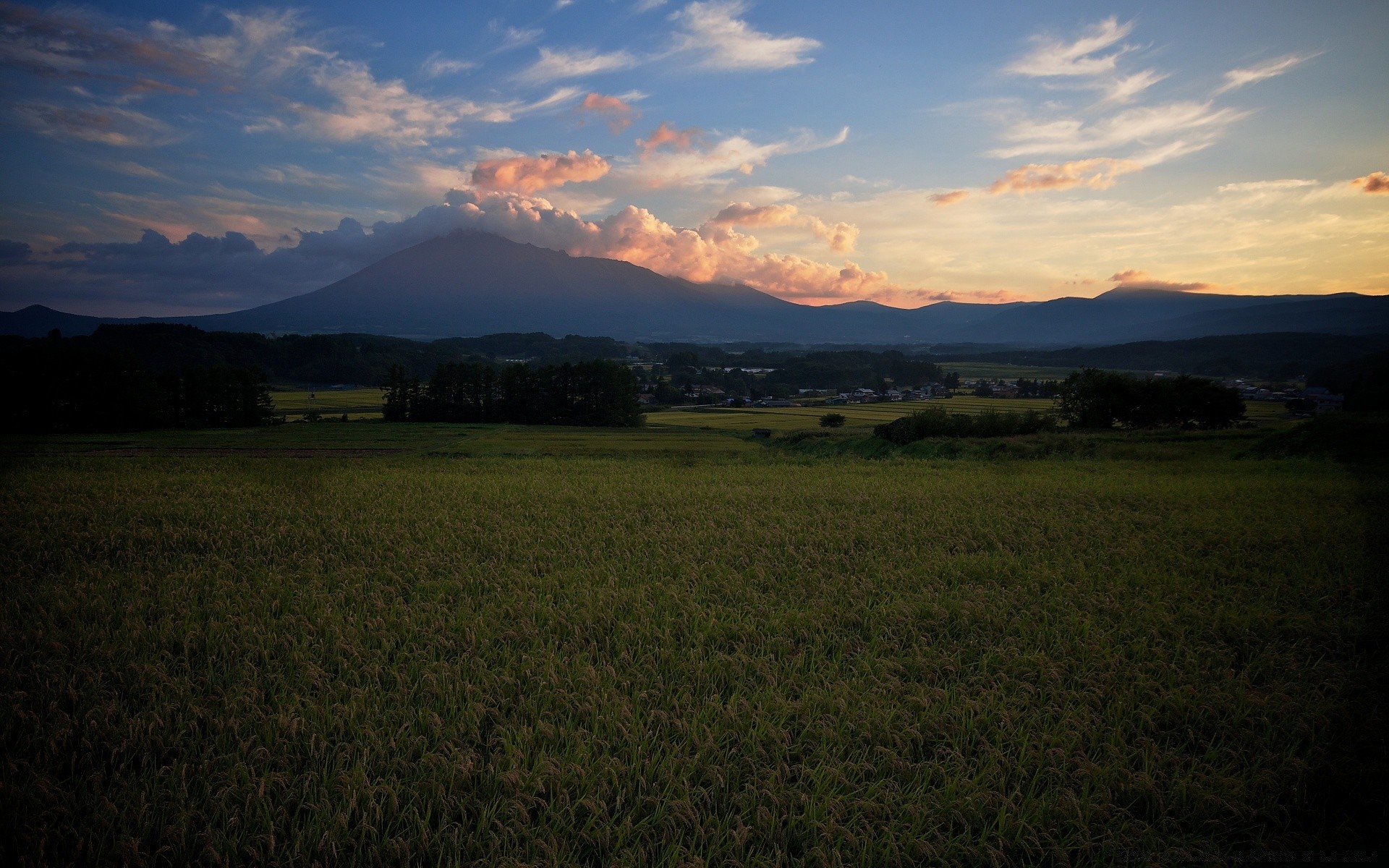 landschaft landschaft sonnenuntergang himmel dämmerung natur bebautes land landwirtschaft baum sonne im freien feld abend gras berge bauernhof hügel landschaft reisen