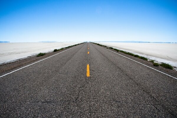 Paisagem com estrada distante