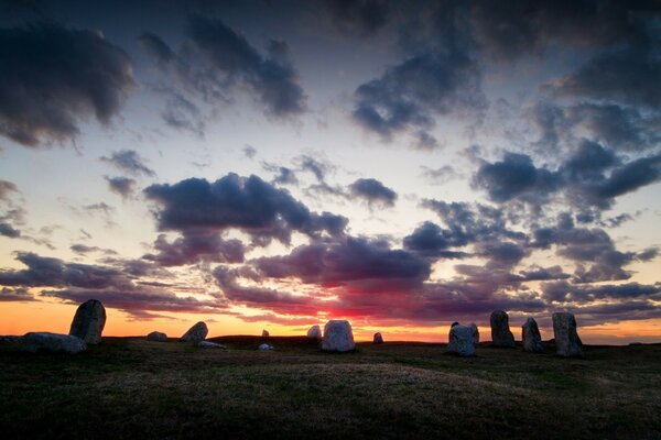 Puesta de sol en el campo, paisaje con piedras solitarias