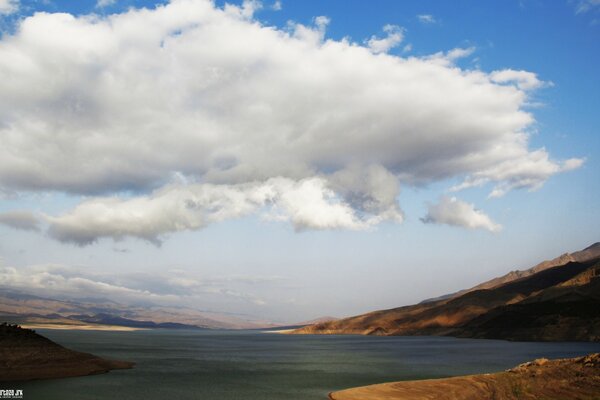 पहाड़ के समुद्र के ऊपर सुंदर बादल