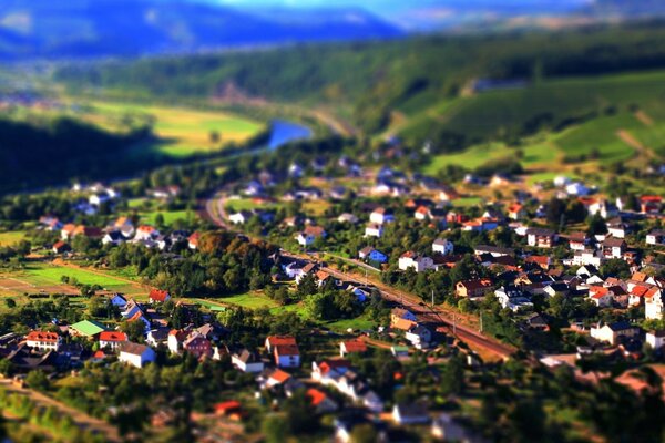 Podróż do wiejskiego miasteczka, letni krajobraz