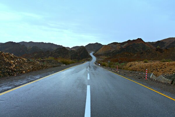 柏油路与一个美丽的风景