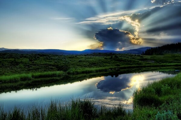 Amanecer sobre el viejo y hermoso lago