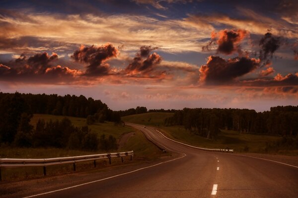 Nachtstraße Stahlwolken