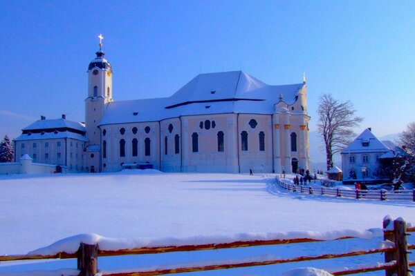 Schönes Gebäude im Winter bei klarem Wetter