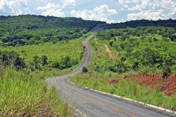 Strada che sale alla bella natura