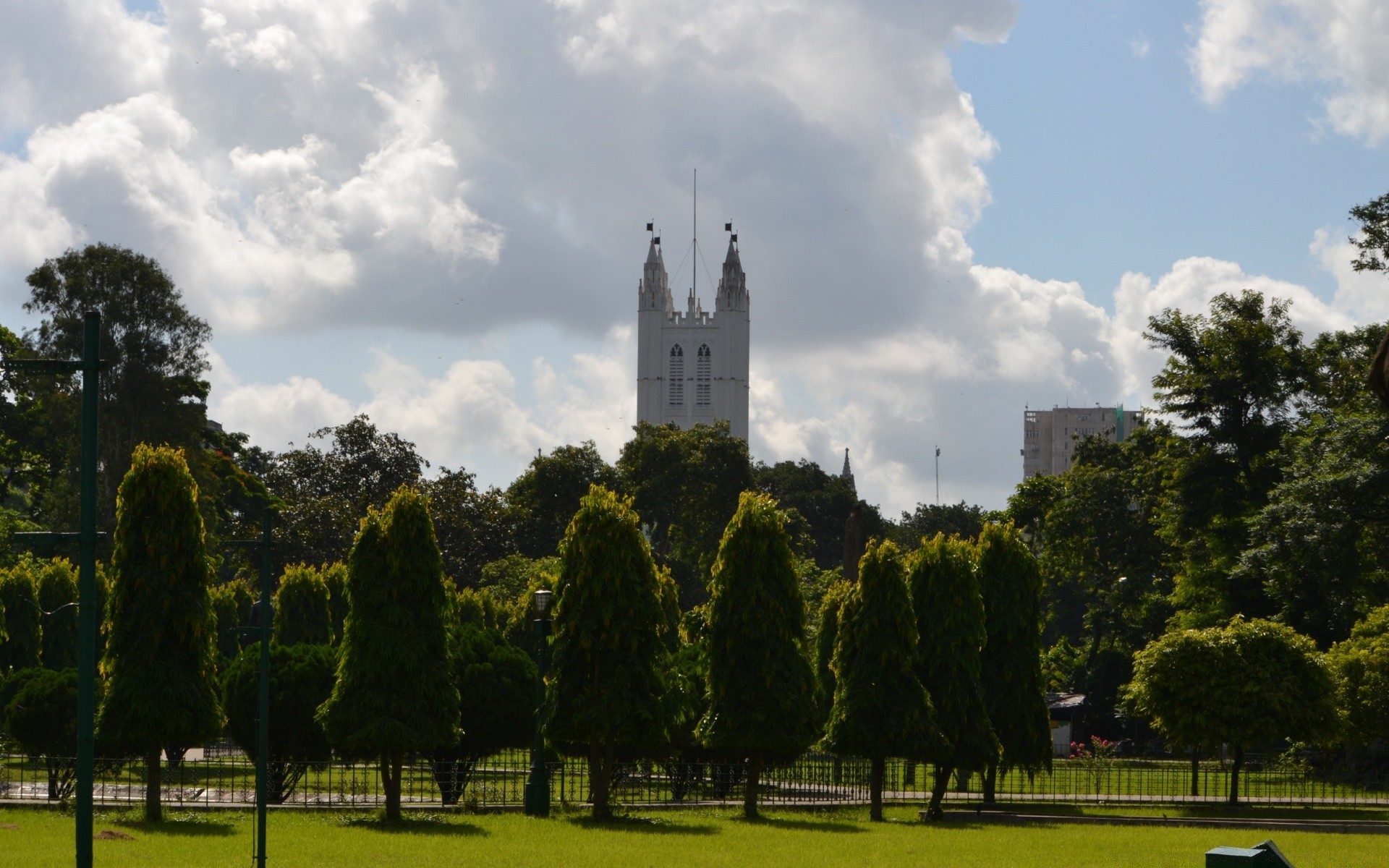 cenário árvore arquitetura ao ar livre céu cidade viagens casa parque luz do dia paisagem torre