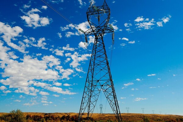 خطوط الكهرباء على خلفية المناظر الطبيعية الصيفية