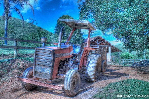 Traktor mit Anhänger. Alltag auf dem Bauernhof