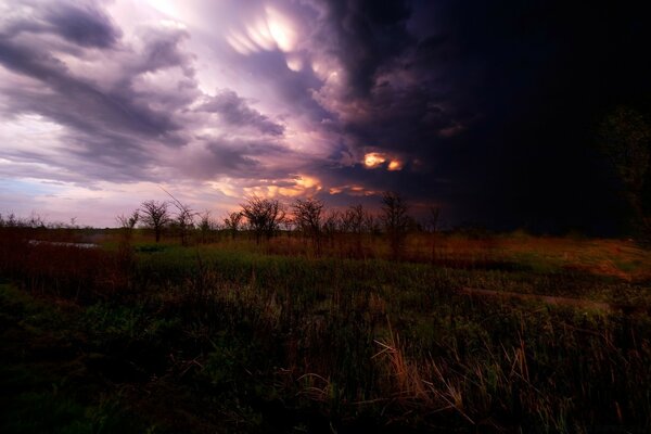 Tramonto magico tra le nuvole sul campo