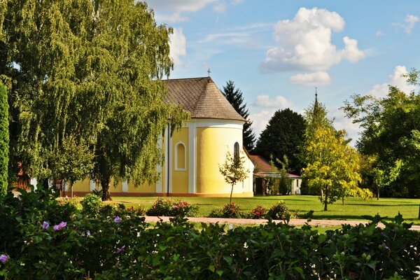 Großes Haus im Hintergrund der Natur