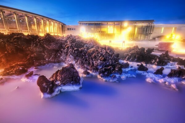 Imagen inusual del invierno mar helado piedras en el hielo luces