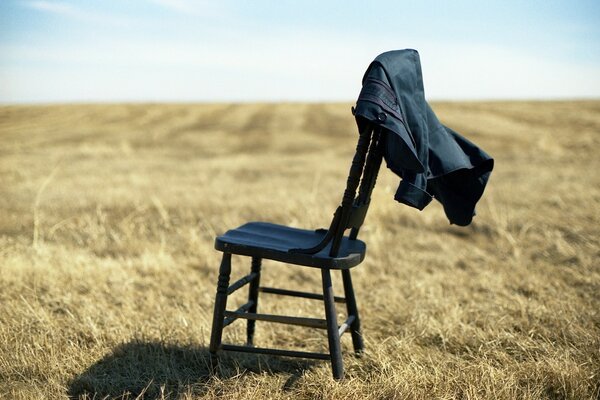 Stuhl mit Jacke im Feld stehend