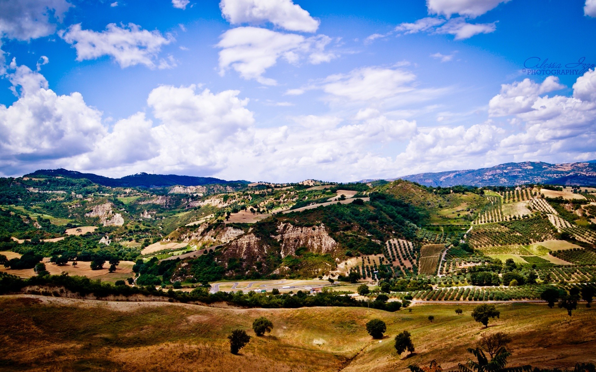 paisaje viajes paisaje montañas cielo al aire libre colina escénico naturaleza árbol valle agricultura tierras cultivadas turismo espectáculo arquitectura