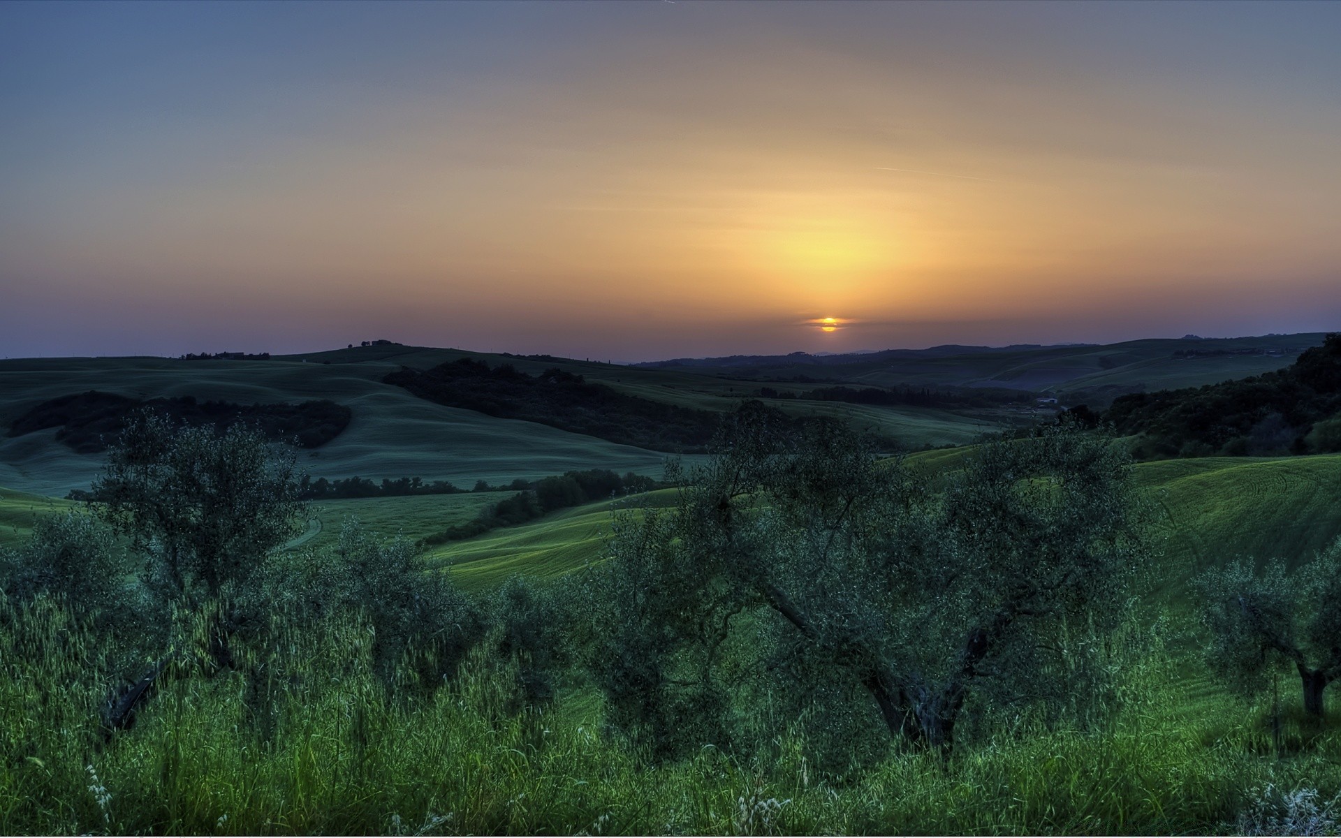 paisaje paisaje puesta de sol cielo naturaleza amanecer viajes hierba árbol sol al aire libre colina noche montañas tierras cultivadas campo campo verano