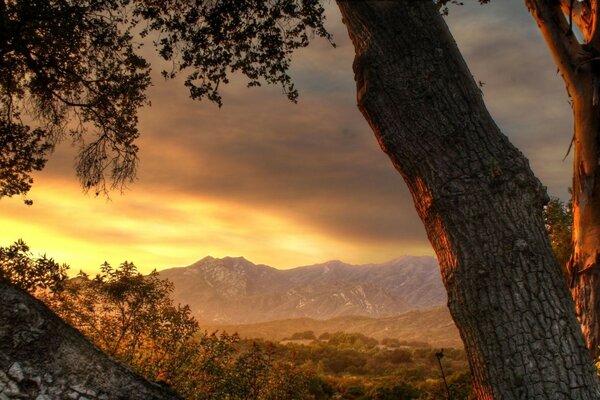 Altopiano di montagna ai raggi del tramonto