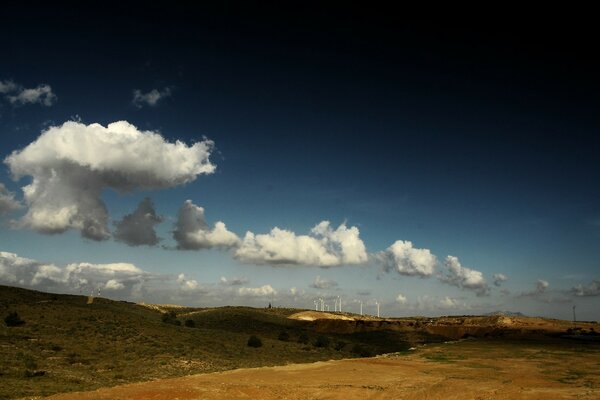 Windstation auf den Hügeln am Himmelshintergrund