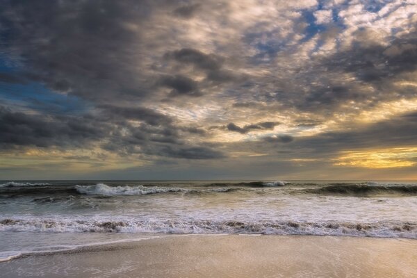 Sandstrand mit Meer vor dem Sturm