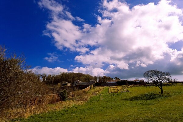 Blauer Himmel über einem kleinen Dorf