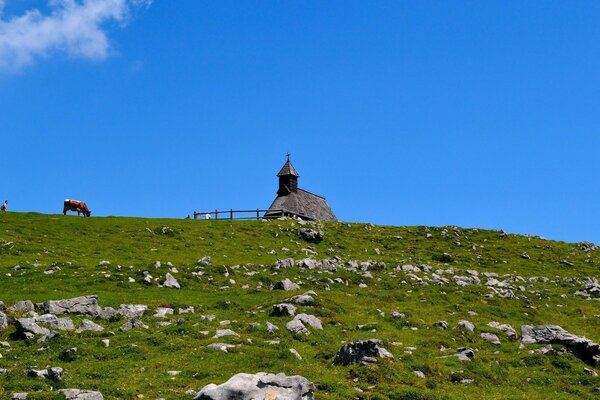 Templo solitário em uma colina rochosa