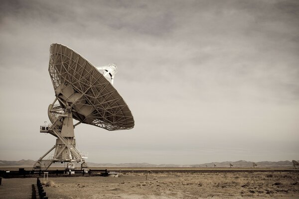 Die Satellitenschüssel steht im Feld