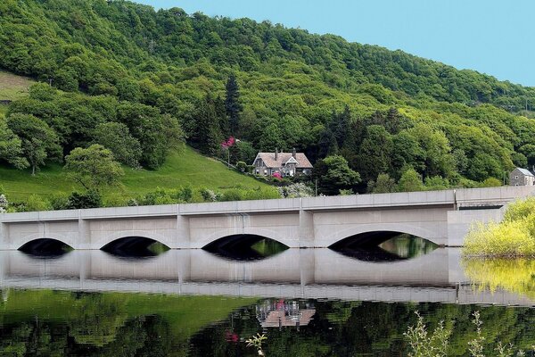 Bogenbrücke über Wasser in ländlicher Umgebung