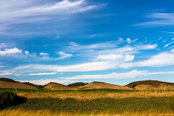 Collines lointaines et ciel bleu sans fin