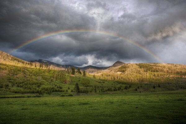 Naturwunder. Nach dem Regen wird es immer einen Regenbogen geben