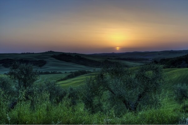 Tramonto in una valle verde sconfinata