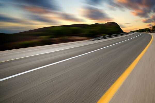 Autostrada del deserto con effetto traffico