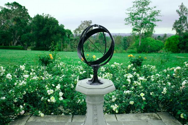 Fliegender Garten mit Blumen und Bäumen