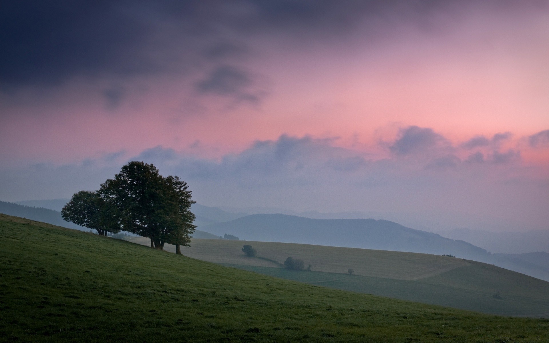 paysage paysage brouillard montagnes arbre ciel aube coucher de soleil lumière du jour lumière colline à l extérieur voyage nature soirée herbe météo pâturages scénique crépuscule