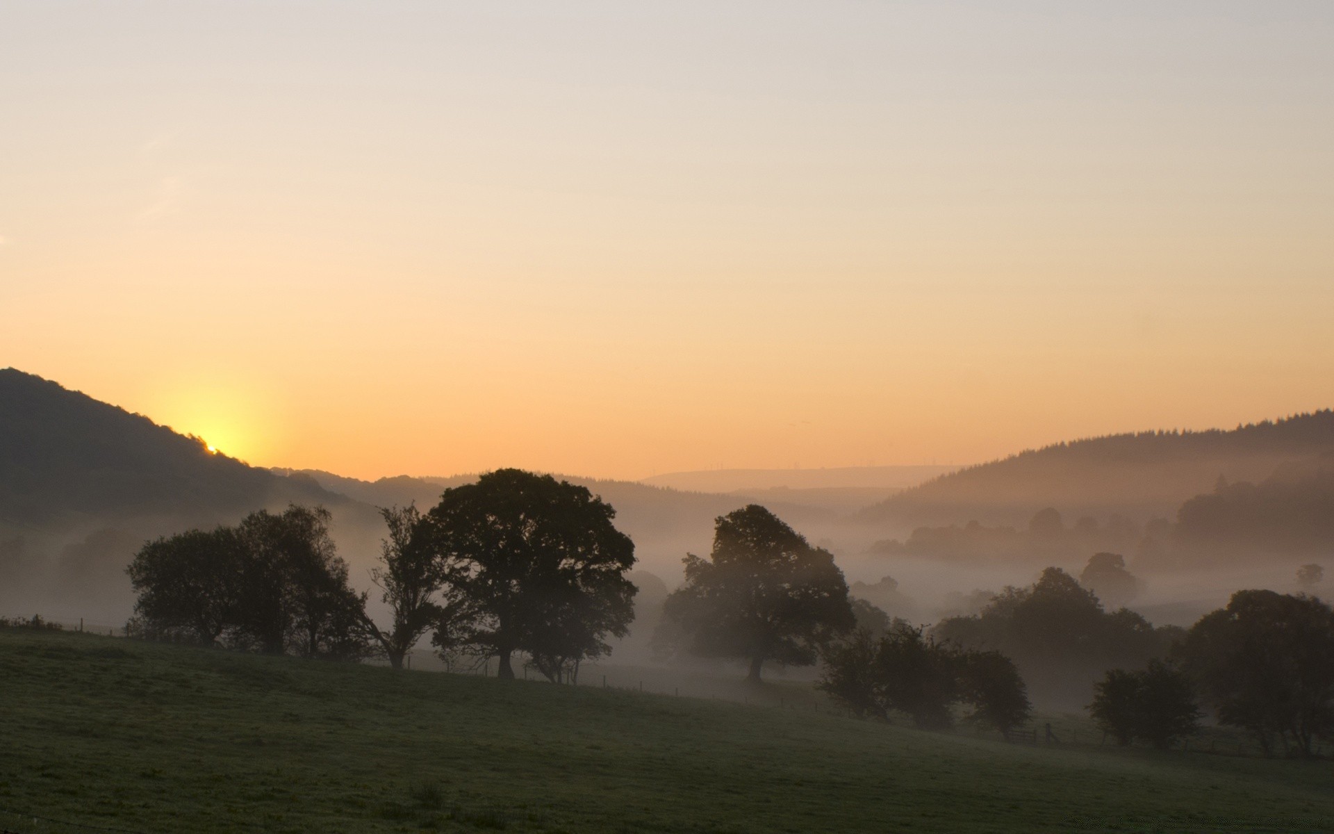 landschaft nebel sonnenuntergang dämmerung landschaft nebel baum abend im freien himmel sonne natur tageslicht licht dämmerung reisen berge hintergrundbeleuchtung