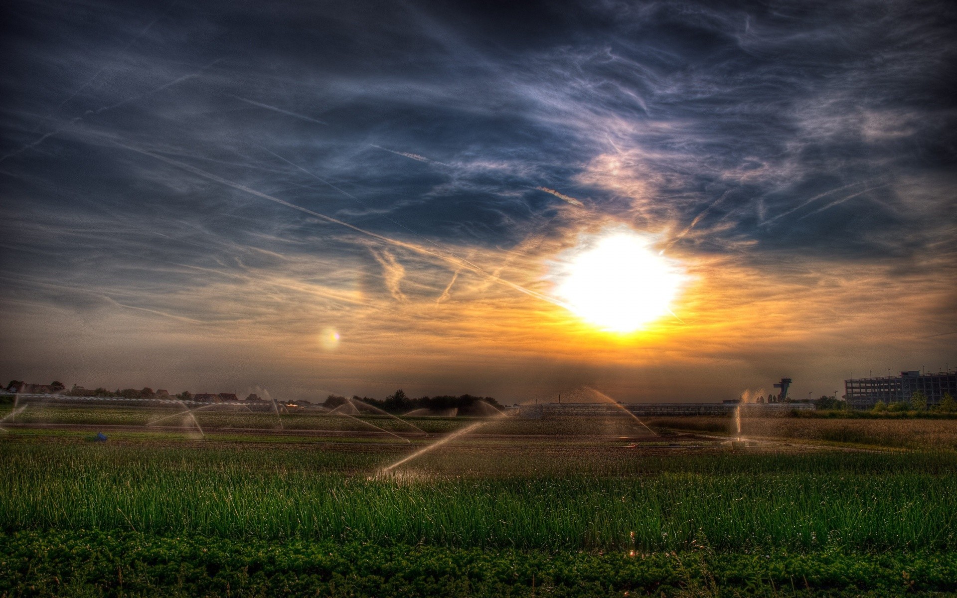 paesaggio tramonto paesaggio alba sole agricoltura cielo campo tempesta natura fattoria sera rurale tempo campagna erba luce bel tempo drammatico terra coltivata