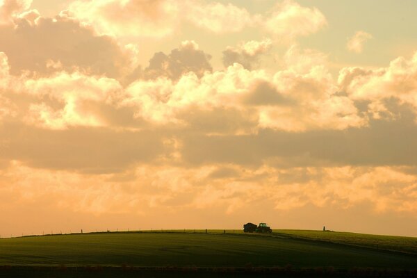 Ciel nuageux sur la ferme et le champ