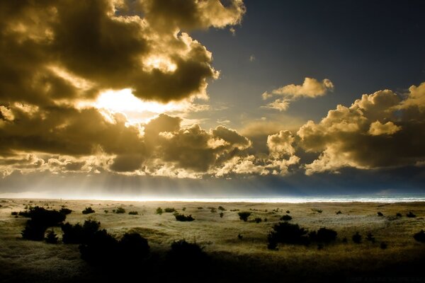 Die Sonne versteckte sich hinter den Wolken