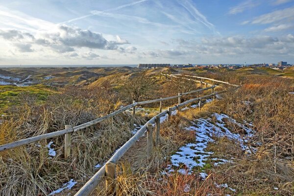 Gefrorene Natur und Himmel im Herbst