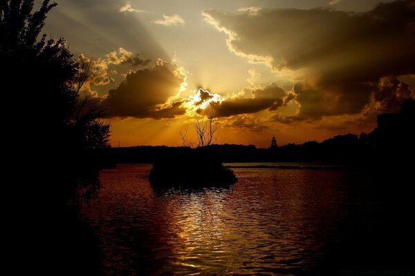 Sonnenuntergang über einem ruhigen Teich