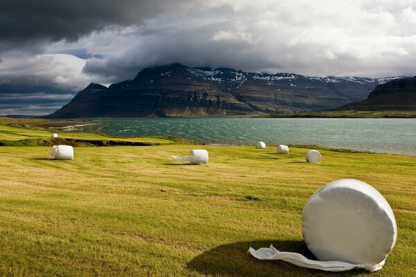 Berge in den Wolken und das Meer