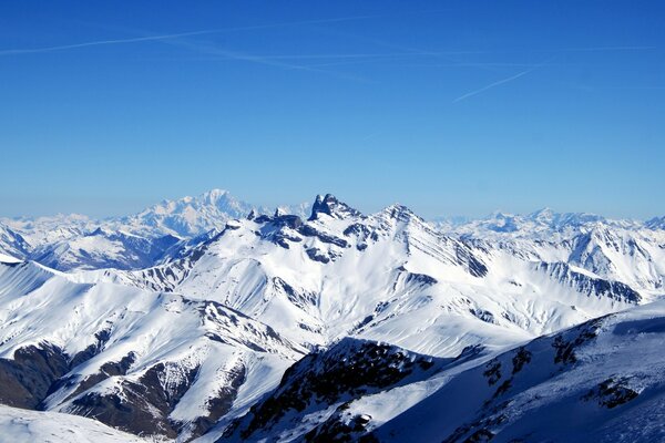 Picos altos brancos como a neve das montanhas