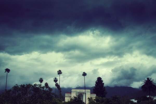 Bellissimo paesaggio prima della tempesta